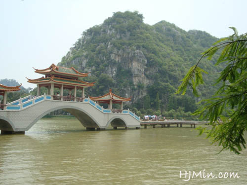 湖水荡漾,群山怡人。